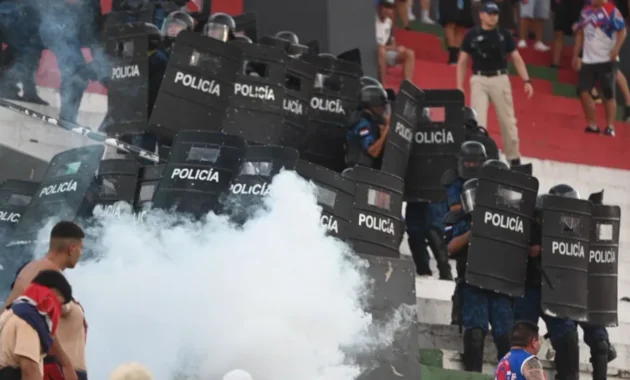 Los principales focos de violencia se generaron en el sector norte del Defensores del Chaco, que propició la suspensión del superclásico. Foto: Matías Amarilla.