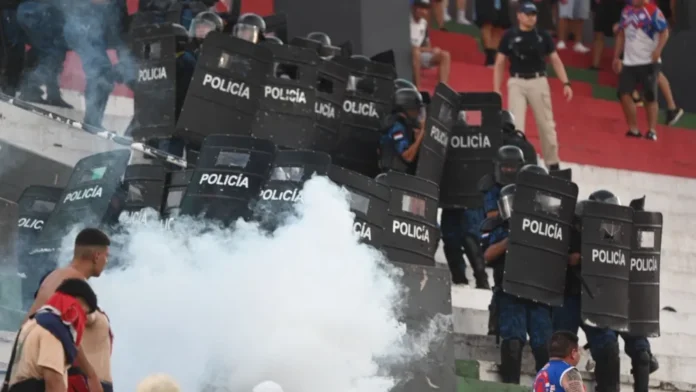 Los principales focos de violencia se generaron en el sector norte del Defensores del Chaco, que propició la suspensión del superclásico. Foto: Matías Amarilla.
