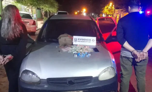 Cristian Espinoza Cubas y Melani Betharran Rivas Maldonado fueron detenidos tras un control de vehículos en Caaguazú.Foto: Gentileza-Policía Nacional.