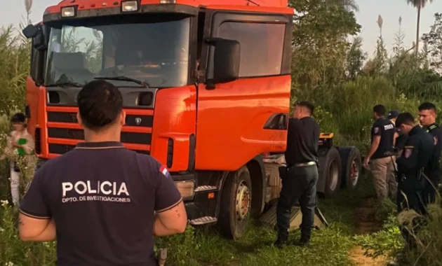 Agentes policiales verifican el camión que fue abandonado en una zona boscosa tras sufrir un asalto.Foto: Gentileza-Policía Nacional.
