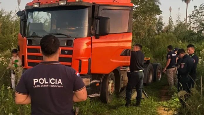 Agentes policiales verifican el camión que fue abandonado en una zona boscosa tras sufrir un asalto.Foto: Gentileza-Policía Nacional.