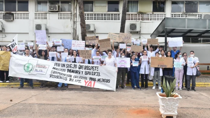 Las condiciones laborales que soportan los futuros médicos durante su formación llevan a revisar dicho régimen. Foto: Archivo ÚH. Las condiciones laborales que soportan los futuros médicos durante su formación llevan a revisar dicho régimen. Foto: Archivo ÚH.