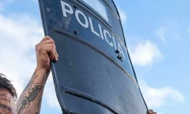 El barrabrava que aparece en esta foto exhibiendo un escudo de la Policía fue detenido este miércoles. Foto: José Jiménez/Facebook.