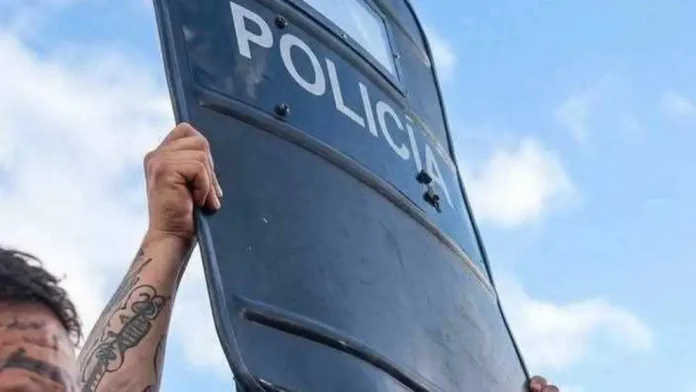 El barrabrava que aparece en esta foto exhibiendo un escudo de la Policía fue detenido este miércoles. Foto: José Jiménez/Facebook. El barrabrava que aparece en esta foto exhibiendo un escudo de la Policía fue detenido este miércoles. Foto: José Jiménez/Facebook.