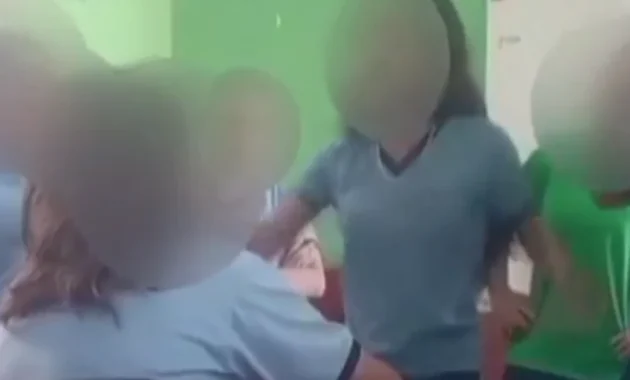Momento previo a la agresión a otra estudiante.Foto: Gentileza.