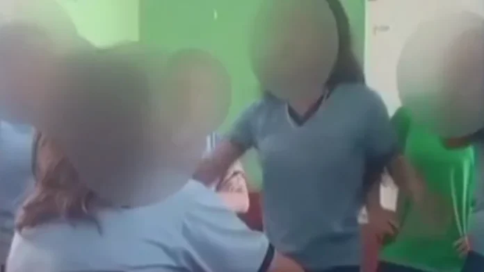 Momento previo a la agresión a otra estudiante.Foto: Gentileza.