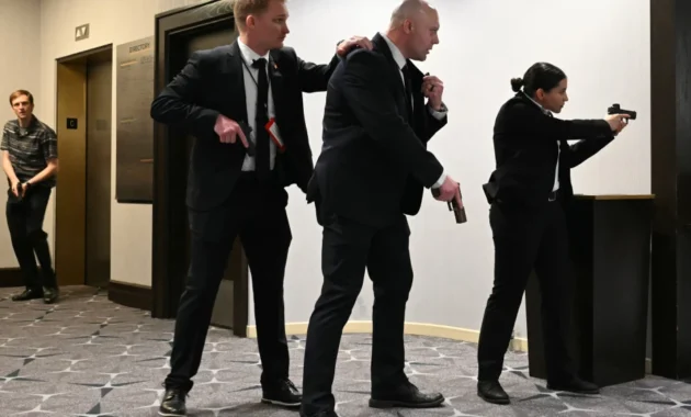 Los agentes desenfundaron sus armas tras escucharse fuertes estruendos durante la cena de los corresponsales de la Casa Blanca celebrada en el Washington Hilton de Washington, D.C., el 25 de abril de 2026.Foto: AFP.