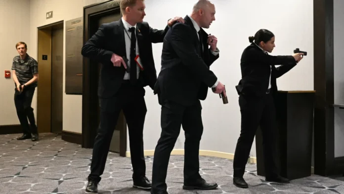 Los agentes desenfundaron sus armas tras escucharse fuertes estruendos durante la cena de los corresponsales de la Casa Blanca celebrada en el Washington Hilton de Washington, D.C., el 25 de abril de 2026.Foto: AFP.