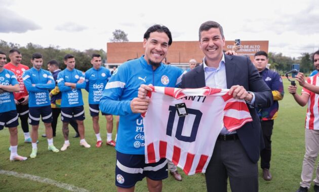 Santiago Peña verá al menos un partido de la Albirroja.
