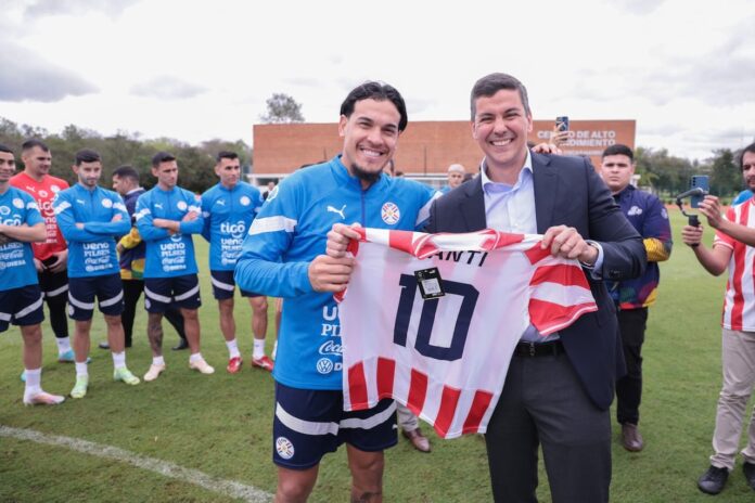 Santiago Peña verá al menos un partido de la Albirroja.
