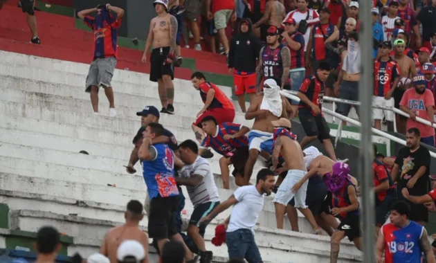 Hinchas de Cerro Porteño durante el enfrentamiento con los policías en el estadio Defensores del Chaco.Foto: José Bogado / ÚH.