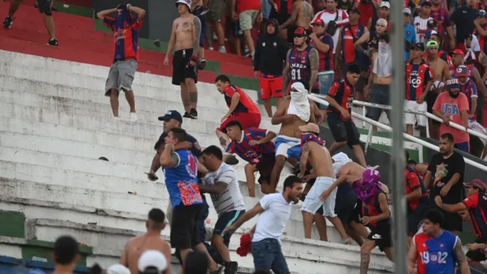 Hinchas de Cerro Porteño durante el enfrentamiento con los policías en el estadio Defensores del Chaco.Foto: José Bogado / ÚH. Hinchas de Cerro Porteño durante el enfrentamiento con los policías en el estadio Defensores del Chaco.Foto: José Bogado / ÚH.