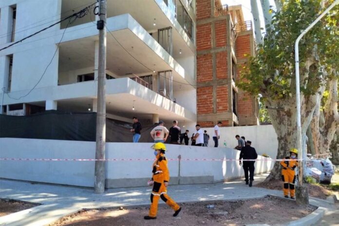 La pared recién levantada en el hueco de una escalera ocultaba el cadáver de un trabajador desaparecido hace quince días (Foto: El Entre Ríos) La pared recién levantada en el hueco de una escalera ocultaba el cadáver de un trabajador desaparecido hace quince días (Foto: El Entre Ríos)