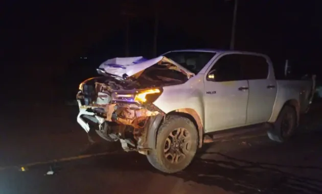 Así quedó la camioneta tras el fuerte impacto contra una moto, cuyos ocupantes perdieron la vida en el percance. Foto: Gentileza