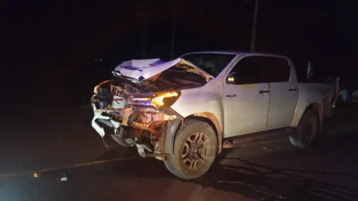 Así quedó la camioneta tras el fuerte impacto contra una moto, cuyos ocupantes perdieron la vida en el percance. Foto: Gentileza Así quedó la camioneta tras el fuerte impacto contra una moto, cuyos ocupantes perdieron la vida en el percance. Foto: Gentileza