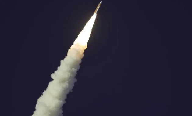 Artemis II tiene el objetivo de enviar a astronautas a la órbita lunar por primera vez desde que la tripulación de Apolo 17 abandonaran el satélite en 1972.Foto: Cristobal Herrera-Ulashkevich/EFE.