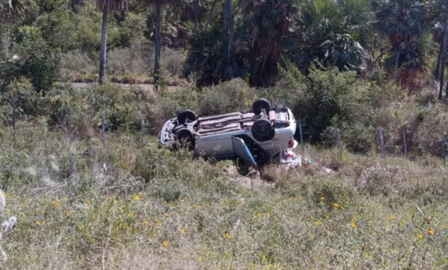 Tras volcar el vehículo, quedó con las cuatro ruedas suspendidas hacia arriba.Foto: Gentileza.