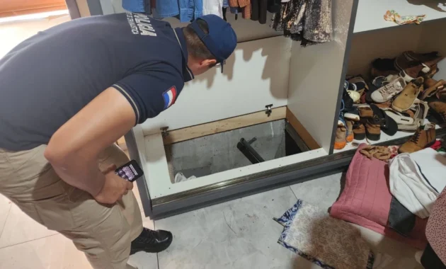 Los ocupantes del inmueble habrían huido por un túnel que estaba dentro de una de las habitaciones.Foto: Marciano Candia.