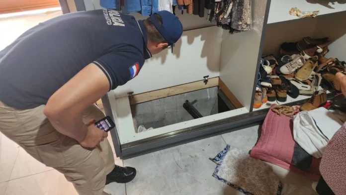 Los ocupantes del inmueble habrían huido por un túnel que estaba dentro de una de las habitaciones.Foto: Marciano Candia.