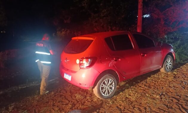 El automóvil fue abandonado en la vía pública. Foto: Gentileza.