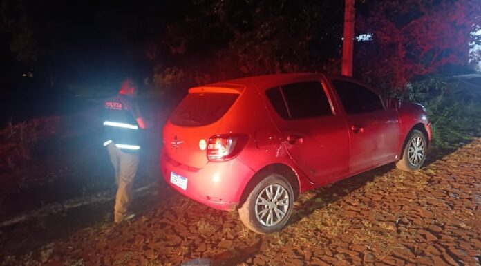 El automóvil fue abandonado en la vía pública. Foto: Gentileza.