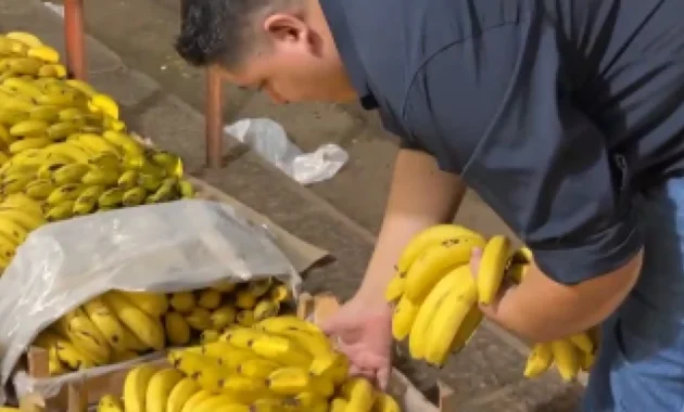 Román Cuyer mostró los camiones llenos y pidió a la comunidad que siga apoyando a los emprendedores locales.Captura de video