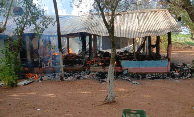 Un incendio afectó este domingo a una humilde familia de Jhugua Guazú, distrito de Loreto.Foto: Gentileza.