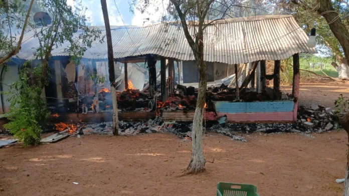 Un incendio afectó este domingo a una humilde familia de Jhugua Guazú, distrito de Loreto.Foto: Gentileza. Un incendio afectó este domingo a una humilde familia de Jhugua Guazú, distrito de Loreto.Foto: Gentileza.