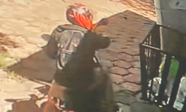 Hernán Acosta Sotelo, de 26 años, fue detenido por la Policía Nacional como sospechoso del robo de motocicletas.Foto: Captura de video.