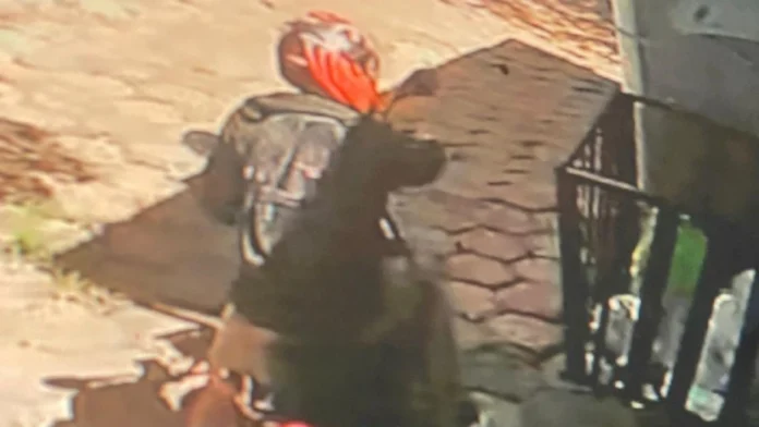 Hernán Acosta Sotelo, de 26 años, fue detenido por la Policía Nacional como sospechoso del robo de motocicletas.Foto: Captura de video.