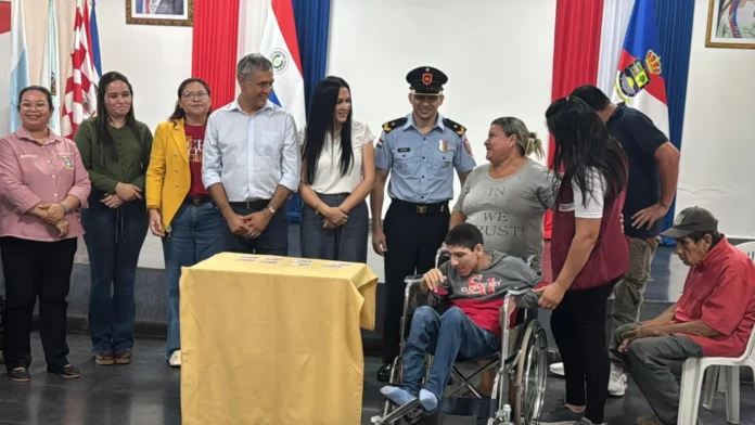 Doña Gladys López, madre del joven, agradeció a la prensa y a las autoridades por el logro.Foto: Gentileza