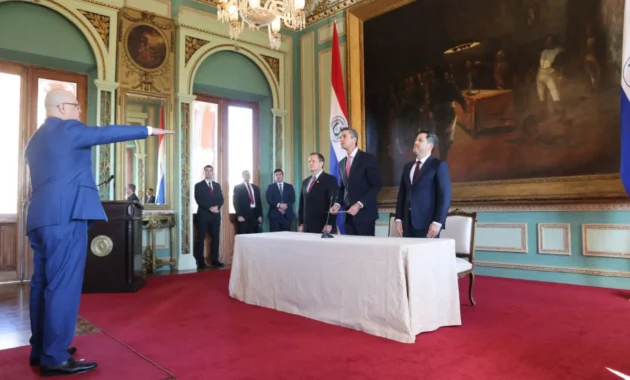 Óscar Lovera jura como ministro de Economía ante el presidente Santiago Peña y otras autoridades.Foto: Gentileza-Ministerio de Economía.