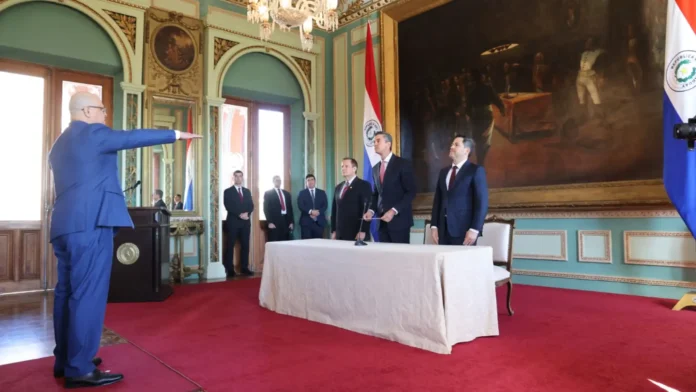 Óscar Lovera jura como ministro de Economía ante el presidente Santiago Peña y otras autoridades.Foto: Gentileza-Ministerio de Economía. Óscar Lovera jura como ministro de Economía ante el presidente Santiago Peña y otras autoridades.Foto: Gentileza-Ministerio de Economía.
