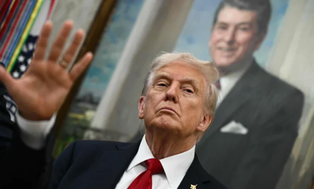 El presidente estadounidense, Donald Trump resaltó la desconfianza que le plantean las negociaciones que arrancan mañana después de que Teherán hiciera públicas una serie de demandas que dijo que Washington había aceptado negociar.Foto: Brendan Smialowski / AFP
