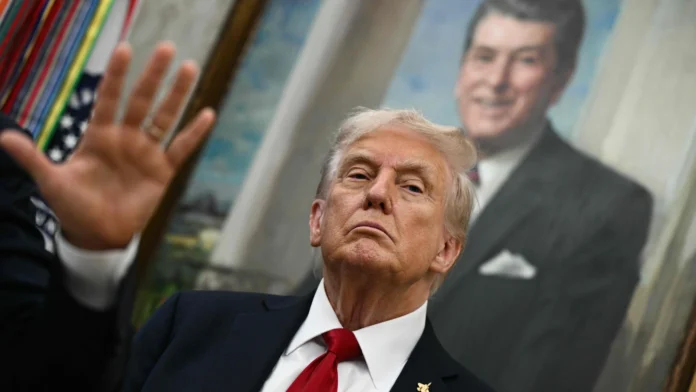 El presidente estadounidense, Donald Trump resaltó la desconfianza que le plantean las negociaciones que arrancan mañana después de que Teherán hiciera públicas una serie de demandas que dijo que Washington había aceptado negociar.Foto: Brendan Smialowski / AFP