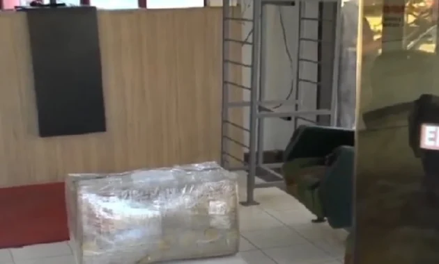 El paquete incautado con aproximadamente 8 kilos aparentemente de marihuana.Foto: Captura.