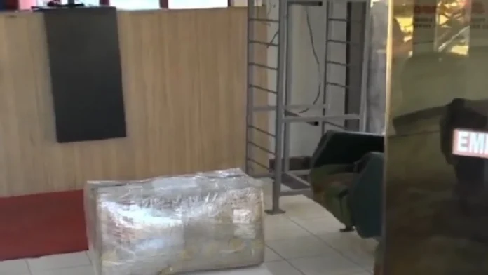El paquete incautado con aproximadamente 8 kilos aparentemente de marihuana.Foto: Captura.