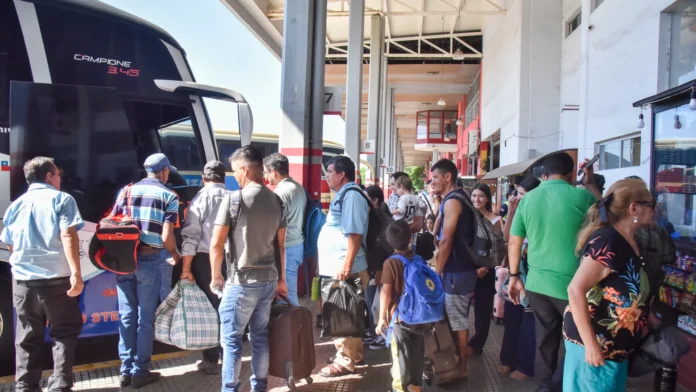 Ajuste. Viajar al interior del país será un 10% más caro, anuncia la Dinatran.Rodrigo Villamayor Roa. Ajuste. Viajar al interior del país será un 10% más caro, anuncia la Dinatran.Rodrigo Villamayor Roa.