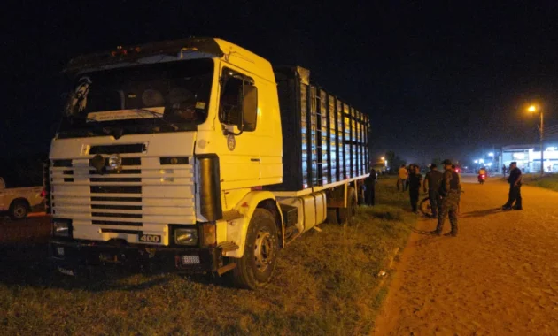 Una comitiva policial y fiscal en procedimiento por el caso de violento asalto registrado en la estancia de Tacuatí. Foto: Gentileza.