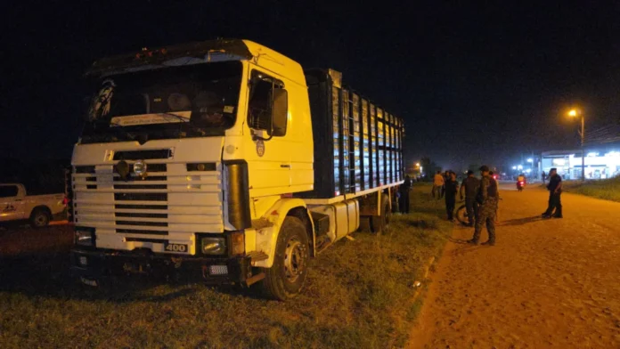 Una comitiva policial y fiscal en procedimiento por el caso de violento asalto registrado en la estancia de Tacuatí. Foto: Gentileza. Una comitiva policial y fiscal en procedimiento por el caso de violento asalto registrado en la estancia de Tacuatí. Foto: Gentileza.