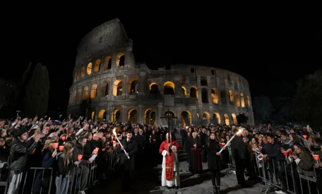 El papa León XIV asistiendo al Vía Crucis en el Coliseo como parte de las celebraciones de la Semana Santa en Roma.Foto: AFP.