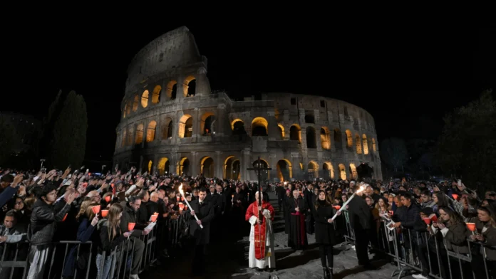 El papa León XIV asistiendo al Vía Crucis en el Coliseo como parte de las celebraciones de la Semana Santa en Roma.Foto: AFP.