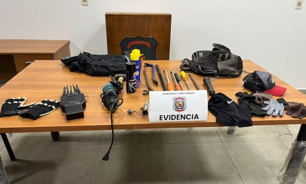 Vehículo incautado en San Lorenzo, con herramientas que podrían ser utilizadas para cometer hurtos.