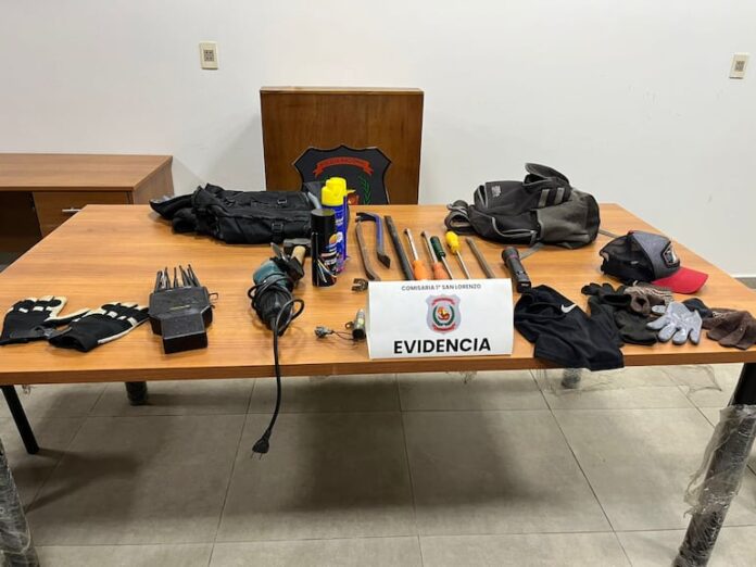 Vehículo incautado en San Lorenzo, con herramientas que podrían ser utilizadas para cometer hurtos.