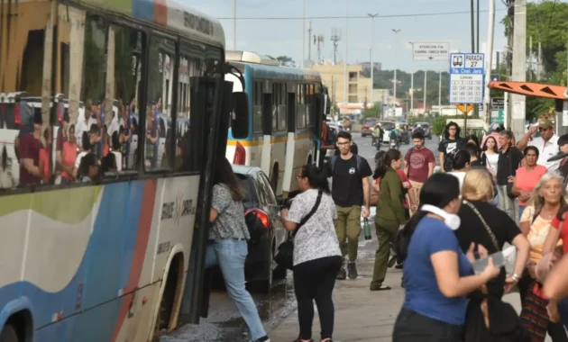 Miles de usuarios sufrieron reguladas de los buses en las calles de Asunción y ciudades de Central. Foto: Dardo Ramírez - ÚH.