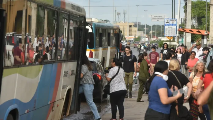 Miles de usuarios sufrieron reguladas de los buses en las calles de Asunción y ciudades de Central. Foto: Dardo Ramírez - ÚH. Miles de usuarios sufrieron reguladas de los buses en las calles de Asunción y ciudades de Central. Foto: Dardo Ramírez - ÚH.