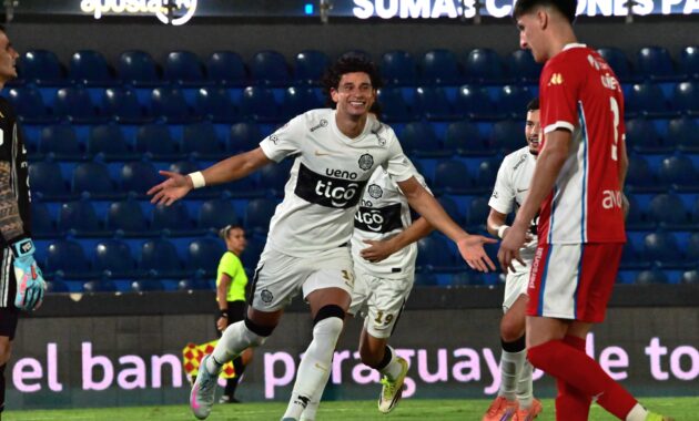 El delantero "franjeado", Adrián Alcaraz celebra el tanto de apertura en el marcador, ante el lamento de defensor "tricolor", Alexis Cañete.