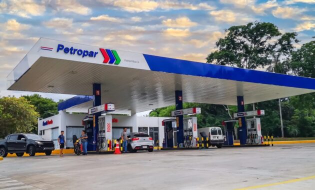 Mercado. Mientras emblemas aumentan precios, Petropar analiza el eventual reajuste.ARCHIVO