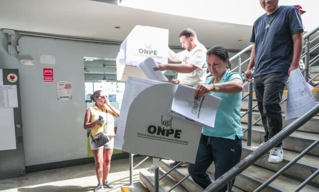 Algunos de los centros de votación más importantes de las elecciones generales de Perú, por la cantidad de electores que concentran, están experimentando retrasos para instalar las mesas y recibir votantes, en algunos casos por la falta de material electoral.Foto: EFE.
