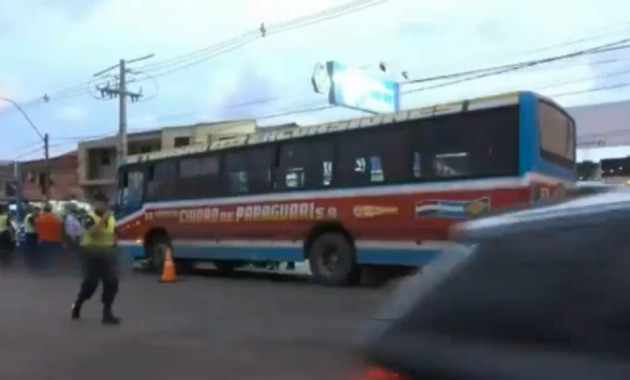 Las víctimas quedaron debajo del ómnibus tras el arrollamiento fatal. Foto: Captura de video